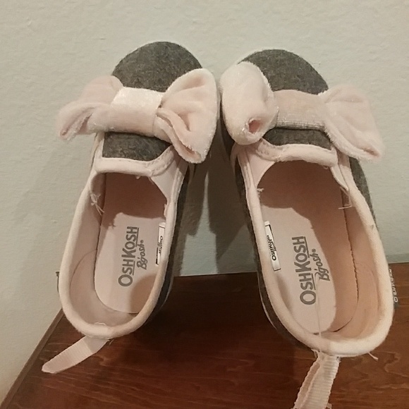 OshKosh B'gosh gray slip-on sneaker w/ pink bow - Picture 4 of 8